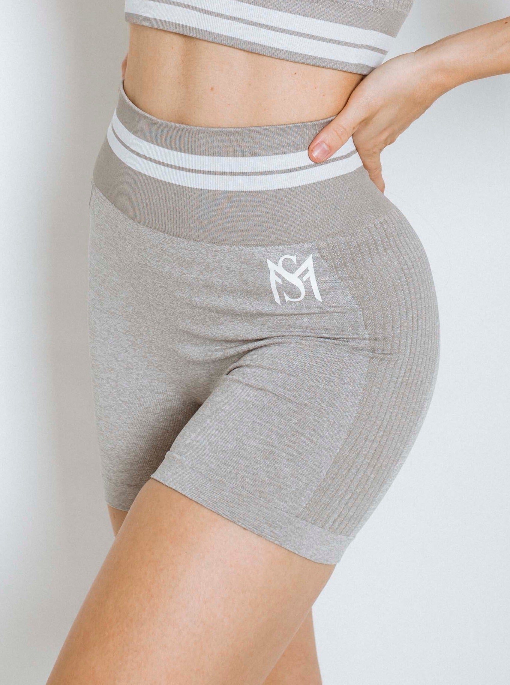 Bright lines light grey shorts Sportmonkey