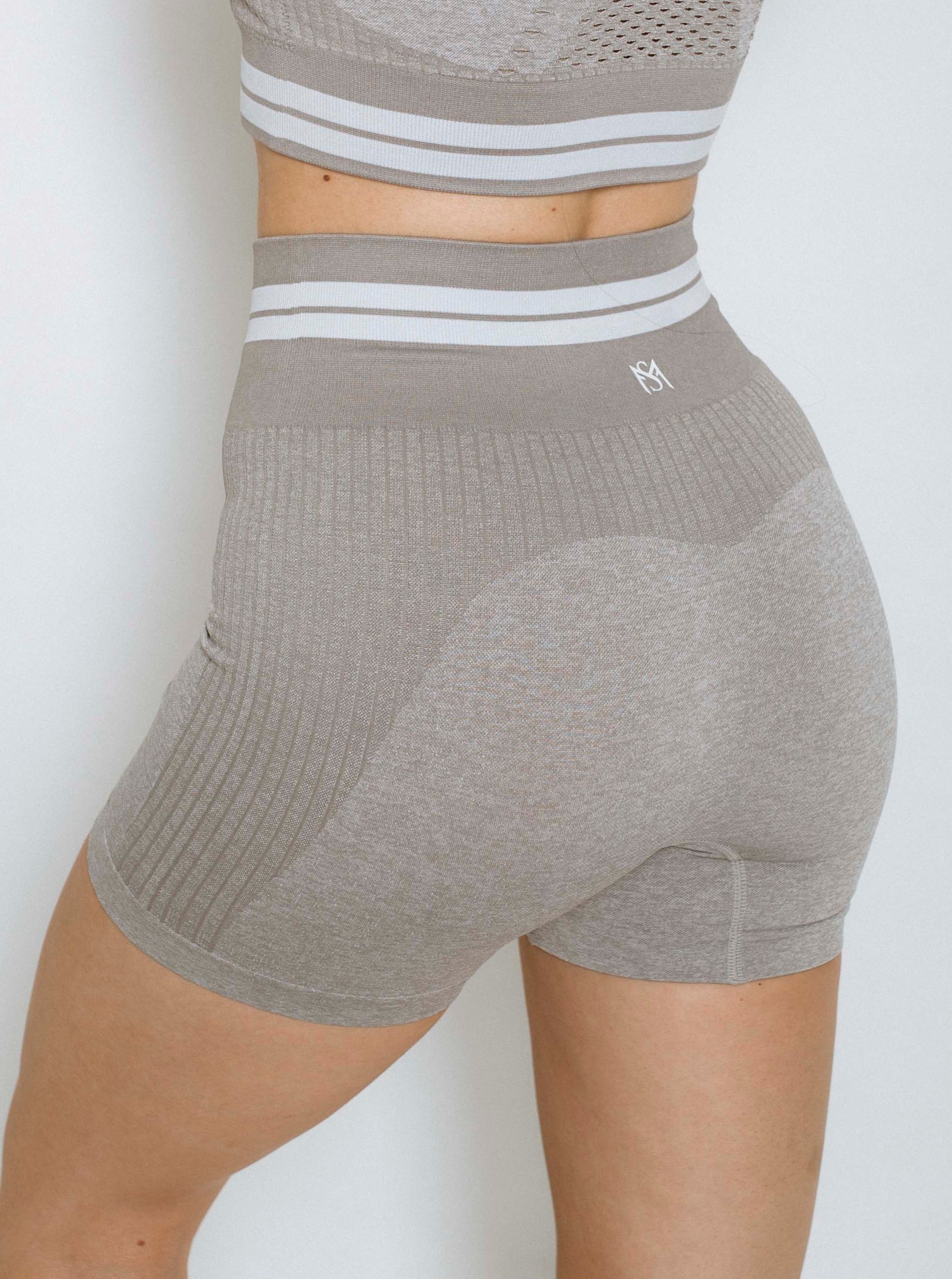 Bright lines light grey shorts Sportmonkey